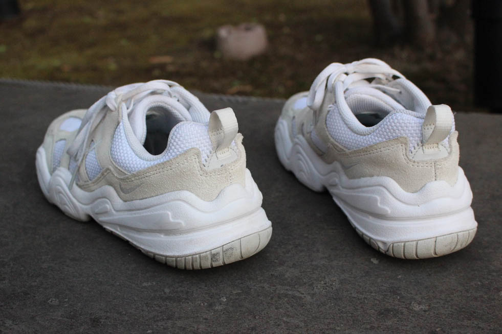 アッパーにメッシュとスウェードが組み合わされているデザインで、スポーティになりすぎず、普段のファッションに合わせやすい!