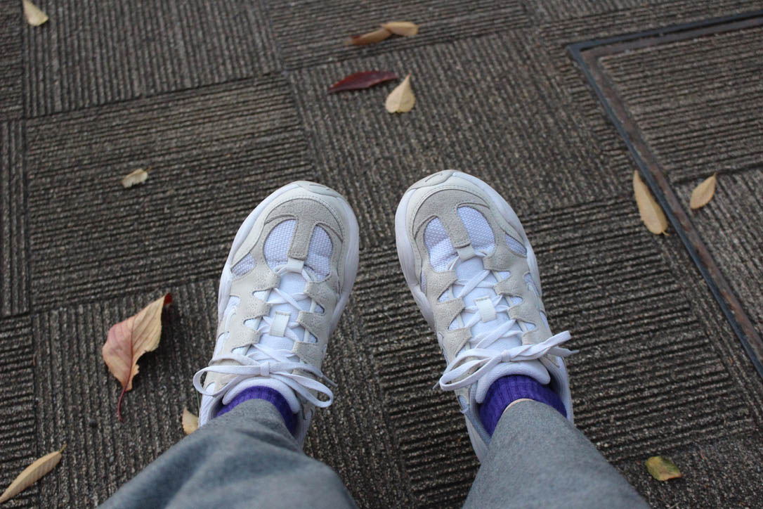 原色のソックスと合わせると、パキッとメリハリのあるコーデになります。ちなみに私は身長153cmと小柄な方ですが、厚底タイプのスニーカーは履くとバランスが良くなるのでありがたい