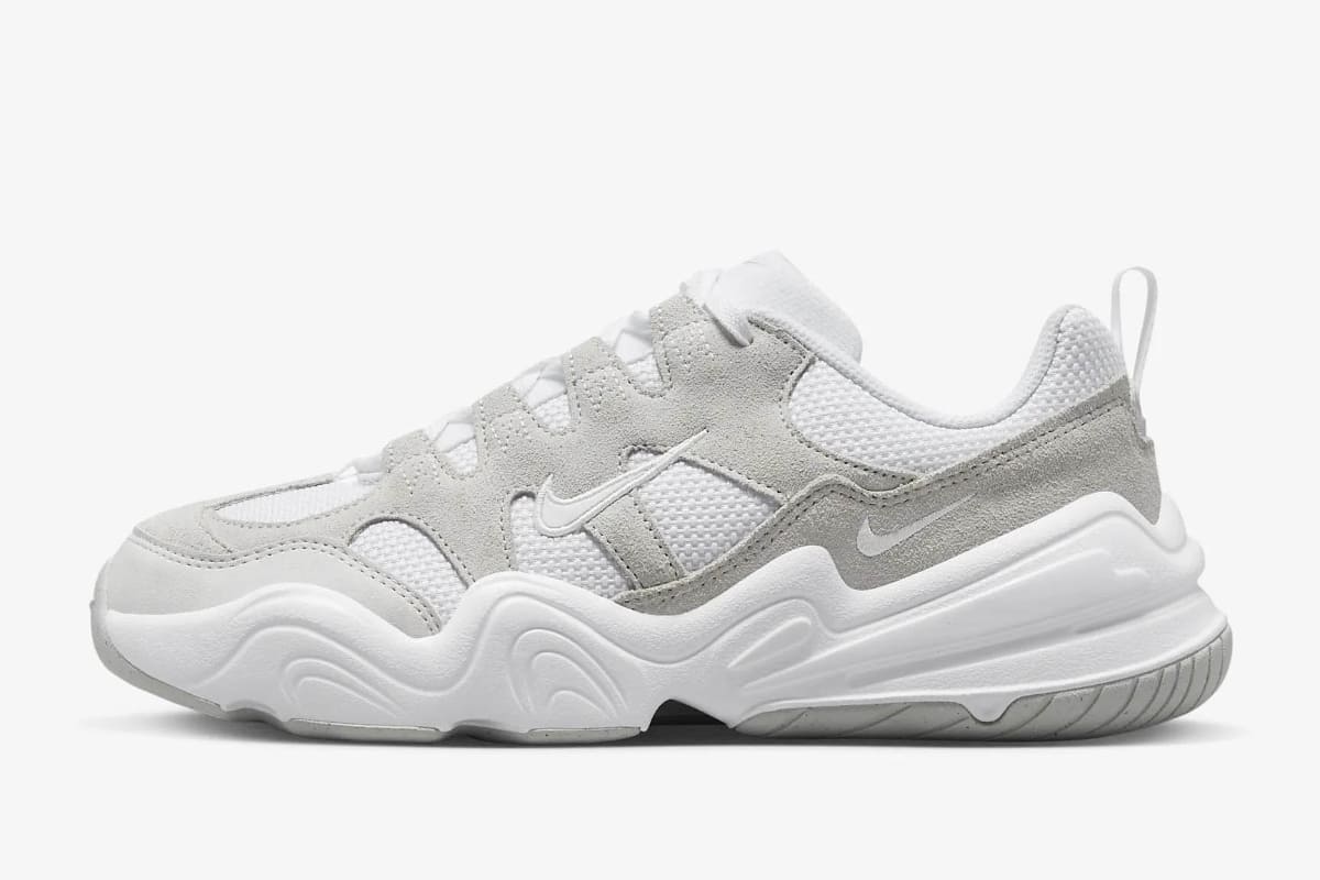 <a href="https://www.nike.com/jp/t/%E3%83%8A%E3%82%A4%E3%82%AD-%E3%83%86%E3%83%83%E3%82%AF-%E3%83%98%E3%83%A9-%E3%82%A6%E3%82%A3%E3%83%A1%E3%83%B3%E3%82%BA%E3%82%B7%E3%83%A5%E3%83%BC%E3%82%BA-KRkVnL/DR9761-100">これが「ナイキ テック ヘラ」!</a> カラバリも豊富です。スニーカー選び初心者の私は、何にでも合わせやすいホワイトモデルを選びました。保守的なチョイスだったので、次は色の入ったスニーカーに挑戦してみたい