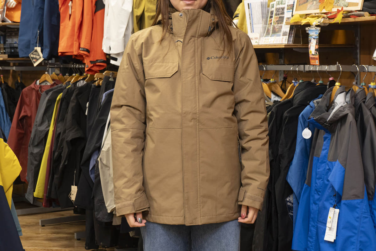 コロンビア クローバーデイルインターチェンジジャケット(26,950円)。ゆったりとした着丈で胸元にはポケットも