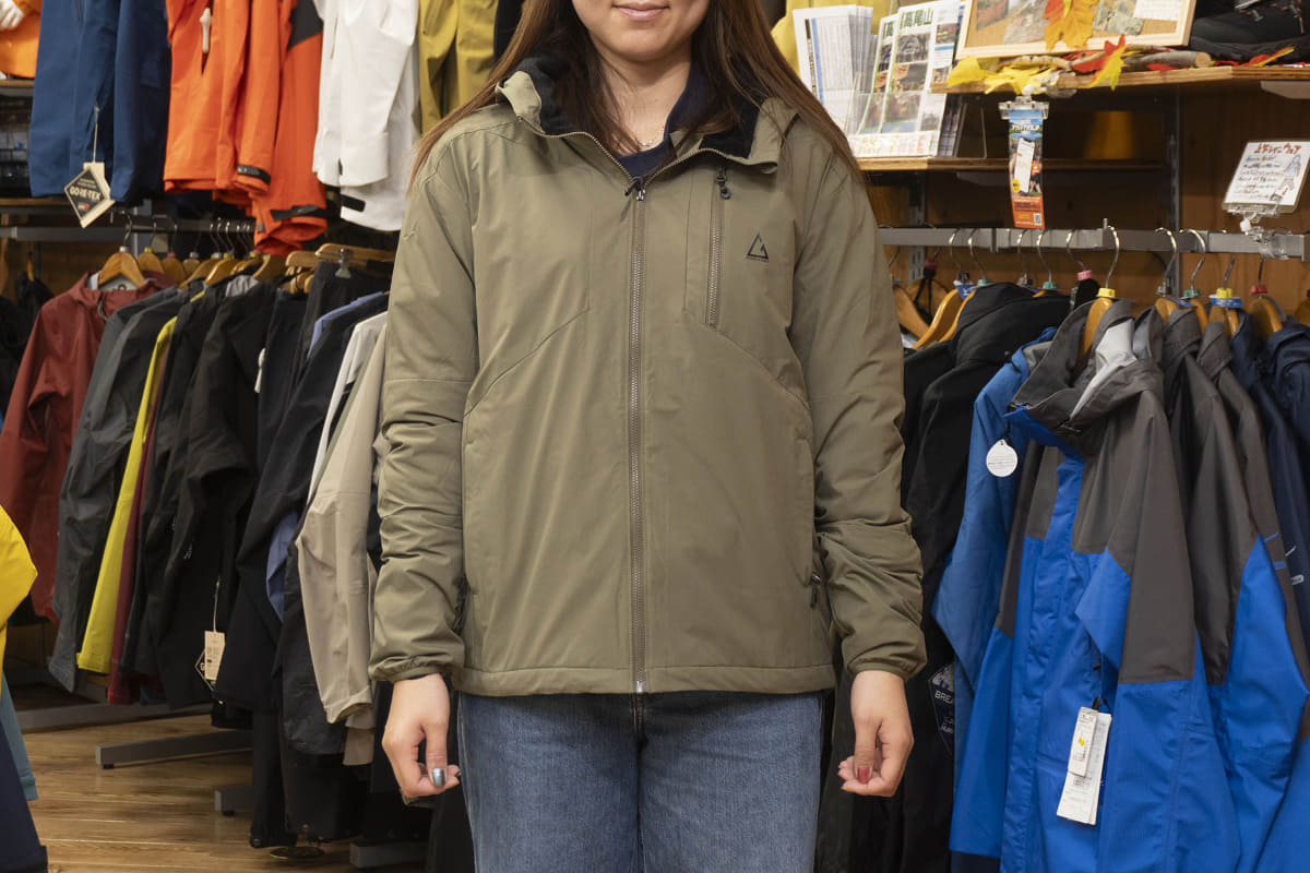 ロジャーエーガー Octa フーディージャケット(29,700円)。表地はストレッチ性のあるリップストップ素材を使用