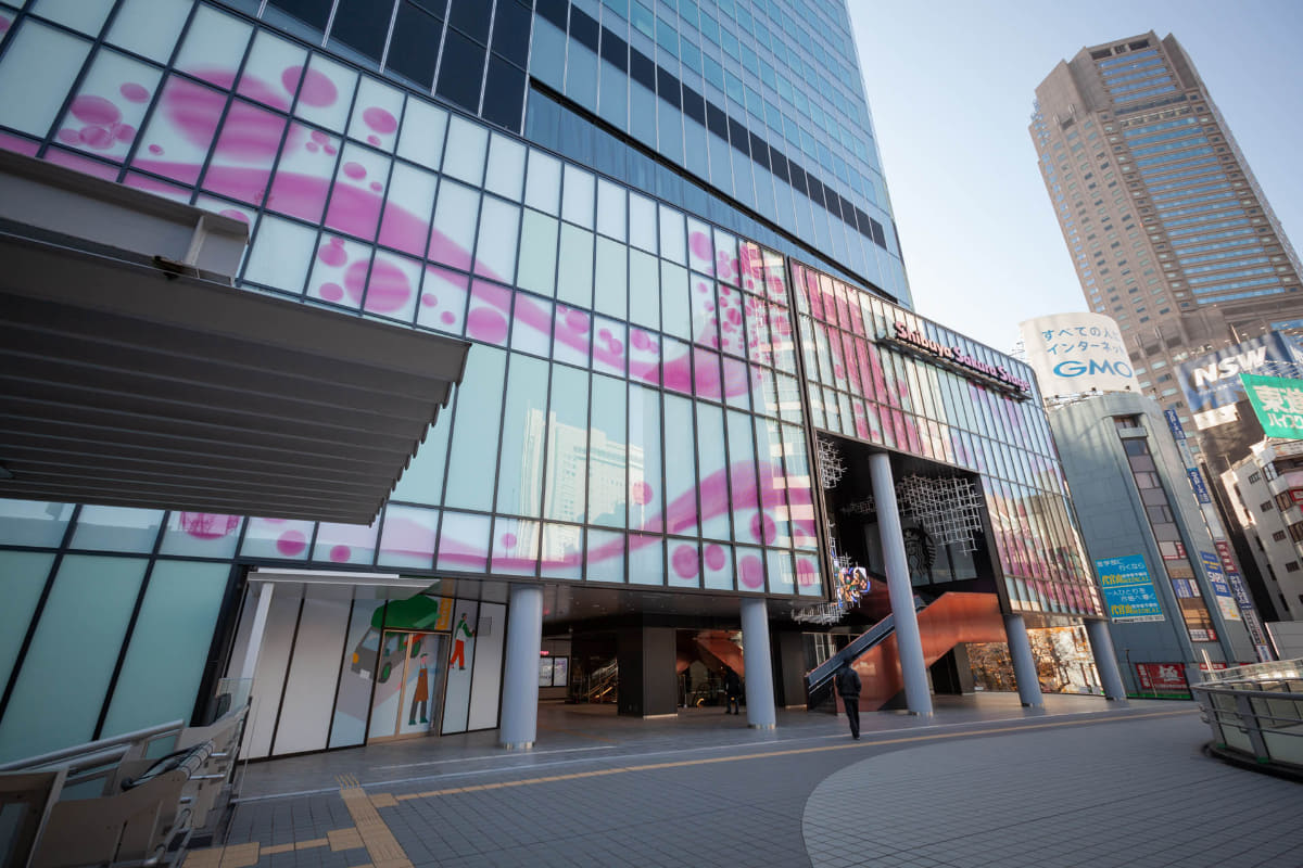 アーバンコアは駅前の歩行者デッキとも繋がっている