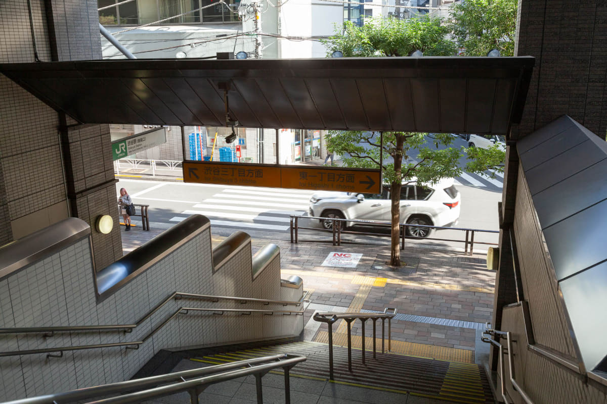 改札脇を通ると新南口に出る