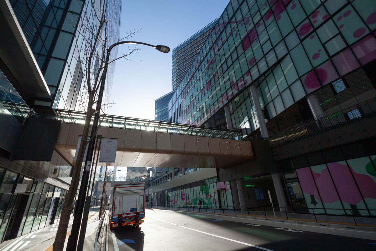 西側デッキ。奥に東側デッキ