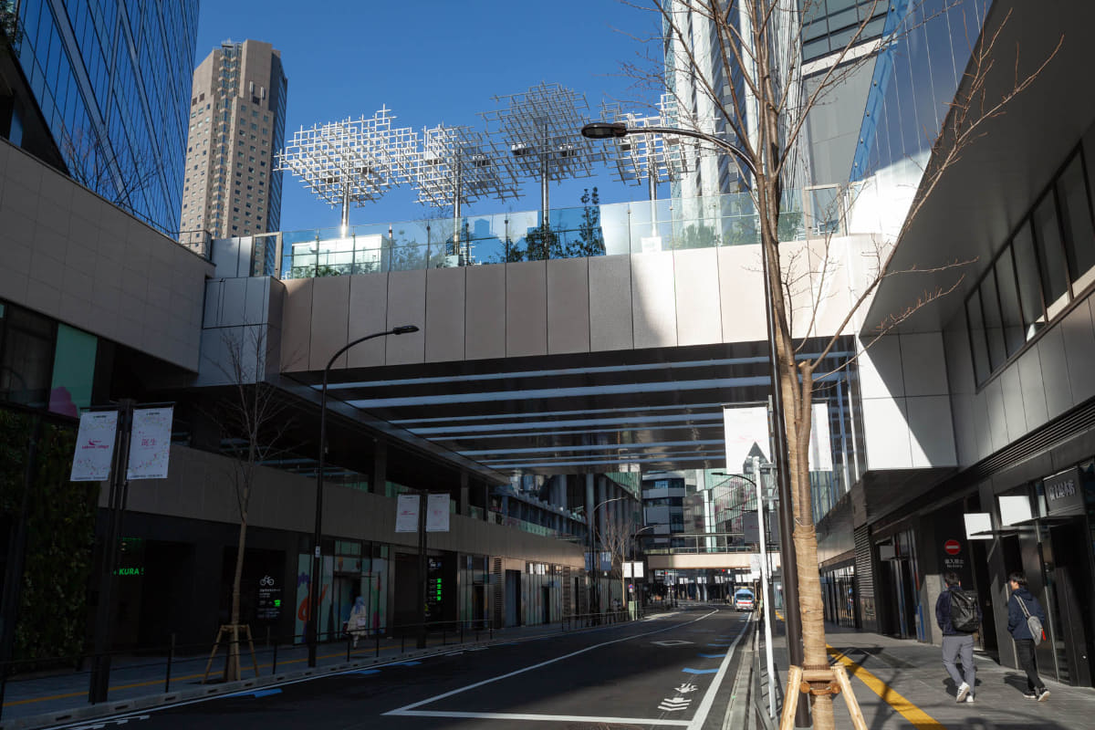 東側デッキ。奥に西側デッキ