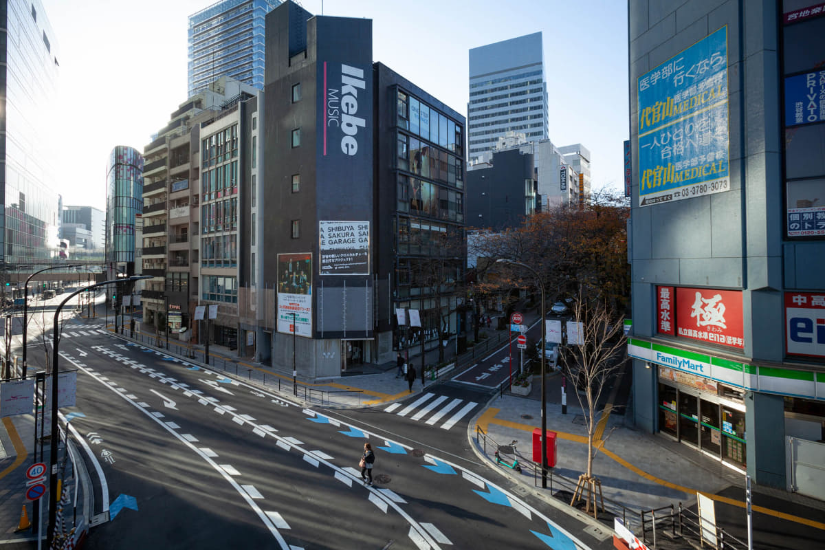 イケベミュージック前の18号線(写真手前側から左奥への道)にあった横断歩道は撤去された。右奥から来ているさくら坂下の横断歩道は従来と変わりない
