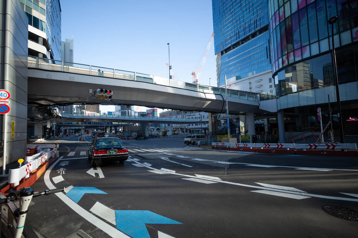 新設された横断歩道。横断歩道の奥には並行する形で国道246号がある