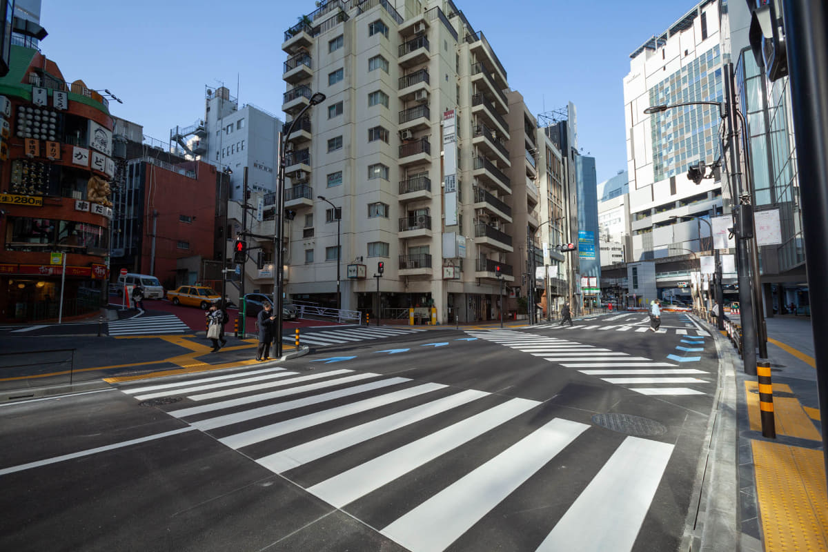 斜め移動が可能な信号機付き横断歩道が新たに設けられた