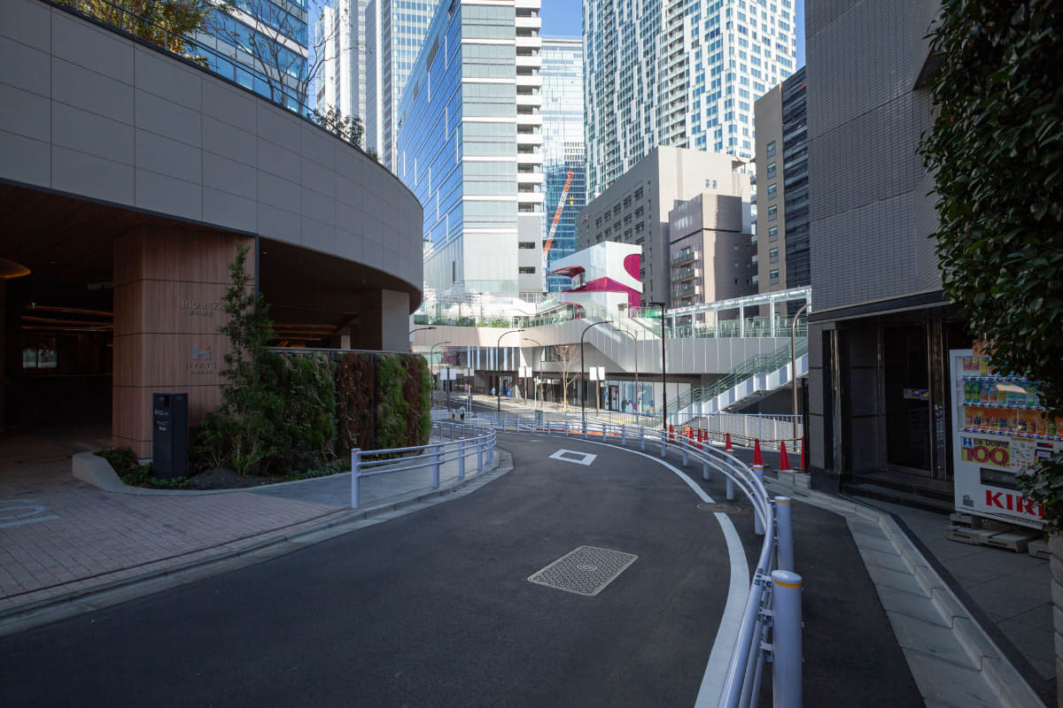 区画道路3号からサクラステージ側を見たところ。左は新設されるマンション「ブランズ渋谷桜丘」およびサービスアパートメント「ハイアットハウス東京渋谷」