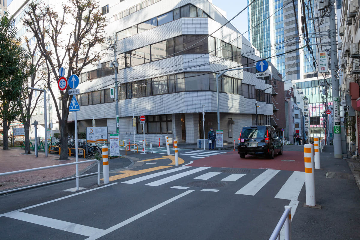 区道432号線は代官山方面(手前)から来た車は直進のみ可能に。左の区道448号線には自転車は進入可能。誘導員が配置されていた