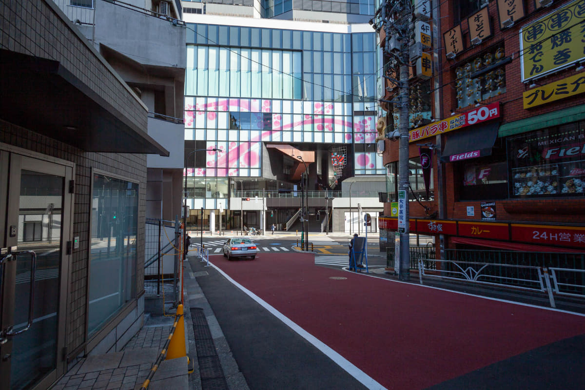 区道432号線を進むとハーフスクランブルの交差点に出る