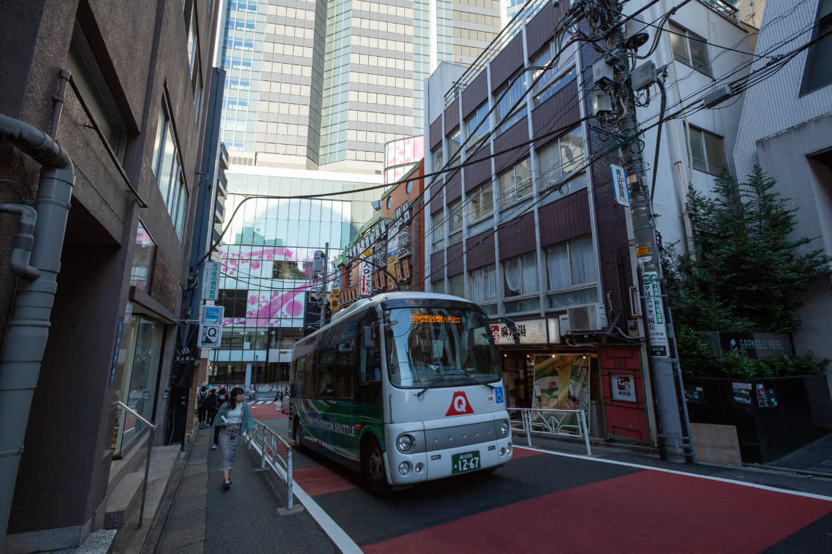 従来はサクラステージ側から進入する一方通行だった(11月28日撮影)