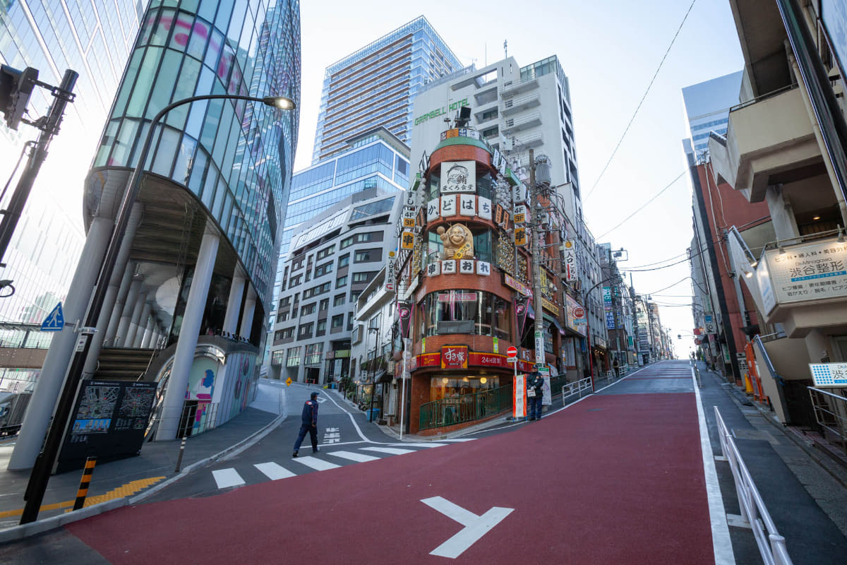 右が区道432号線。入れないため誘導員が配置されている。左が補助441号線で進入可能