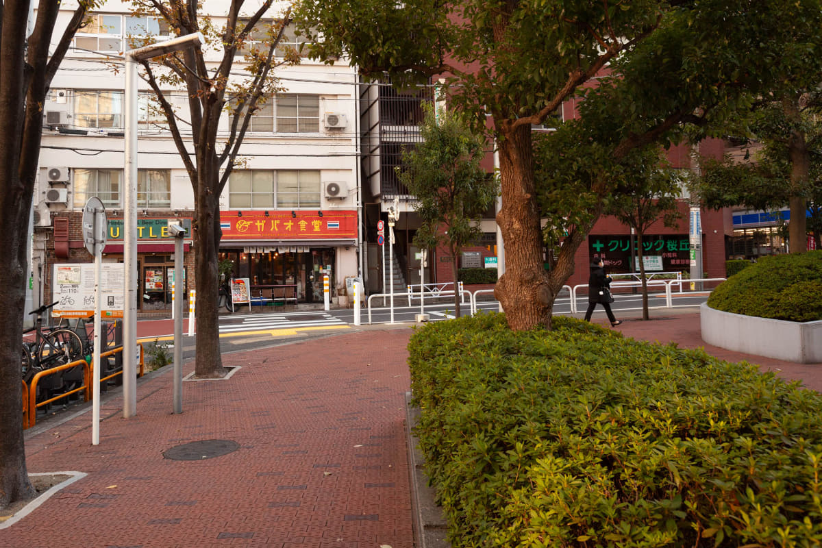 新しいバス停は旧バス停から右に進み、ガパオ食堂の前をインフォスタワーに沿って右折した先にある