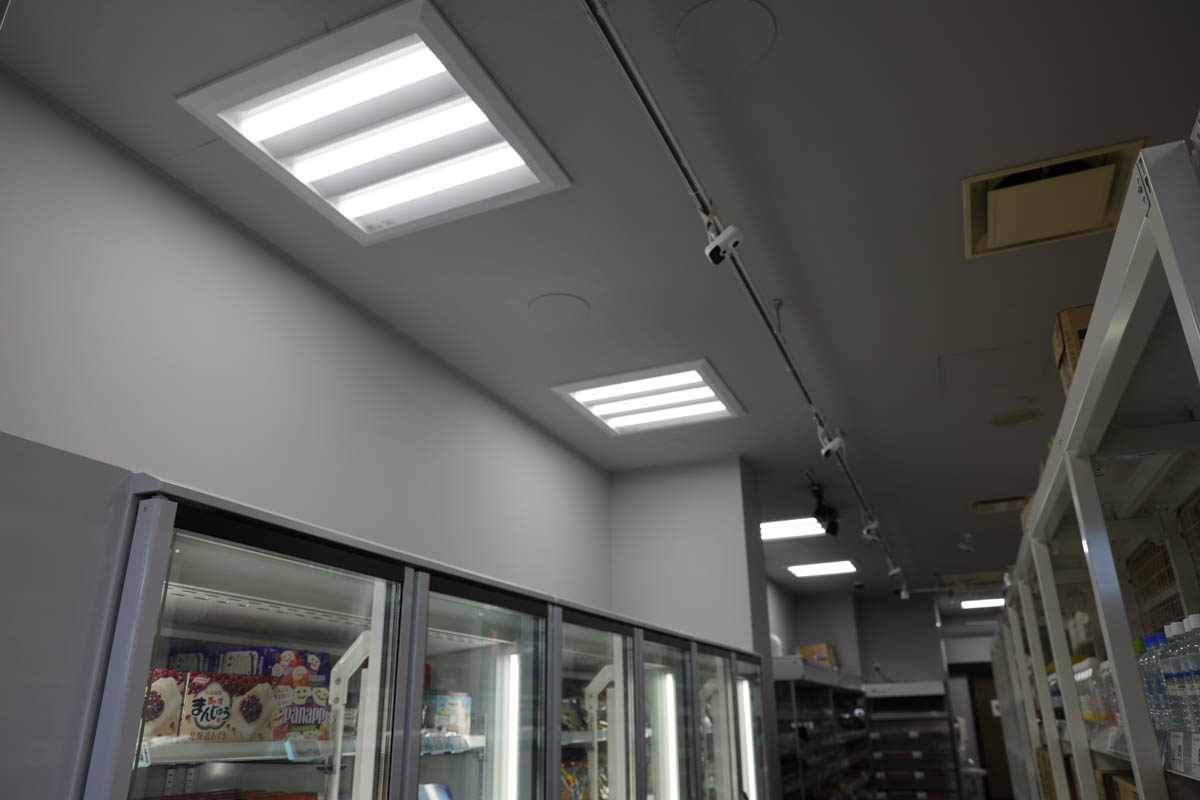 店内の各所にカメラを設置し、商品管理や人流解析を行なう