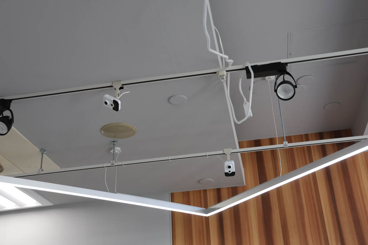 店内の各所にカメラを設置し、商品管理や人流解析を行なう