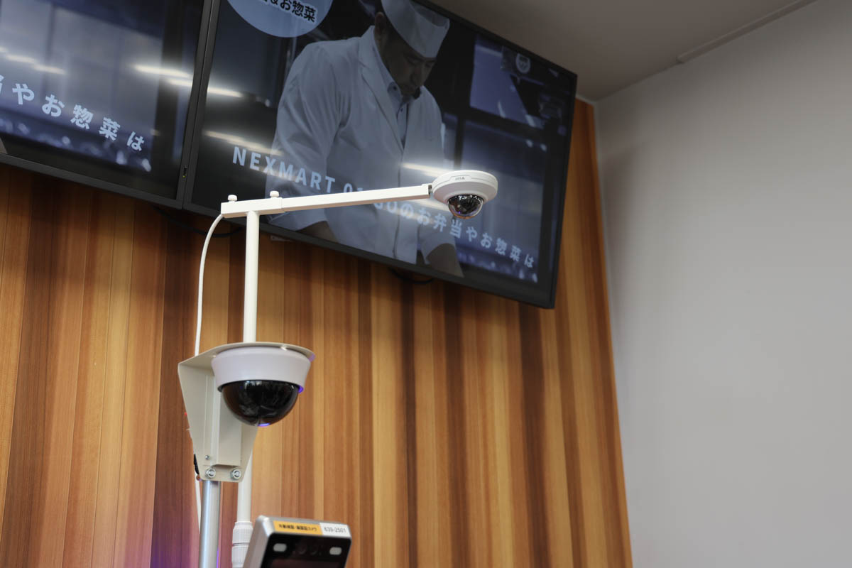 セルフレジの最上部に取り付けられているのがAI防犯カメラ