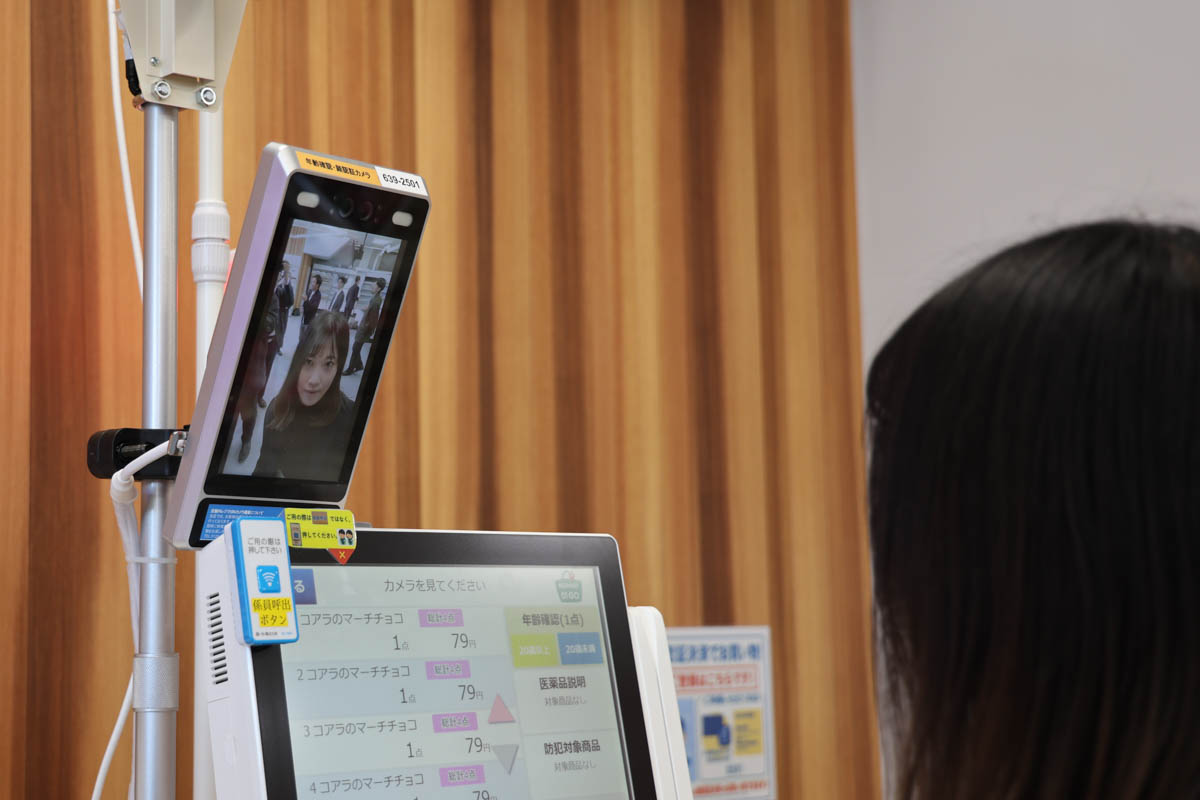 顔認証端末で認証をしているところ