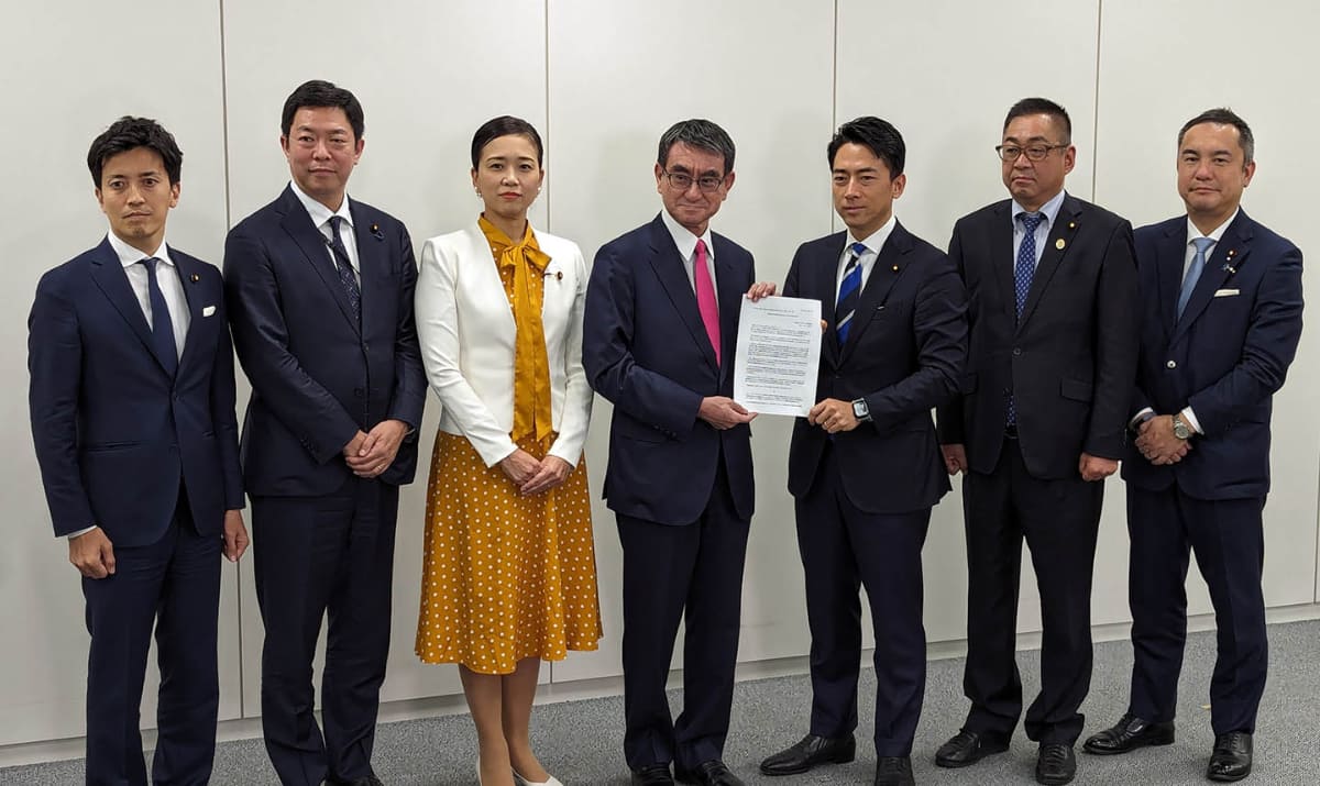 超党派ライドシェア勉強会のメンバーとデジタル庁の河野太郎大臣