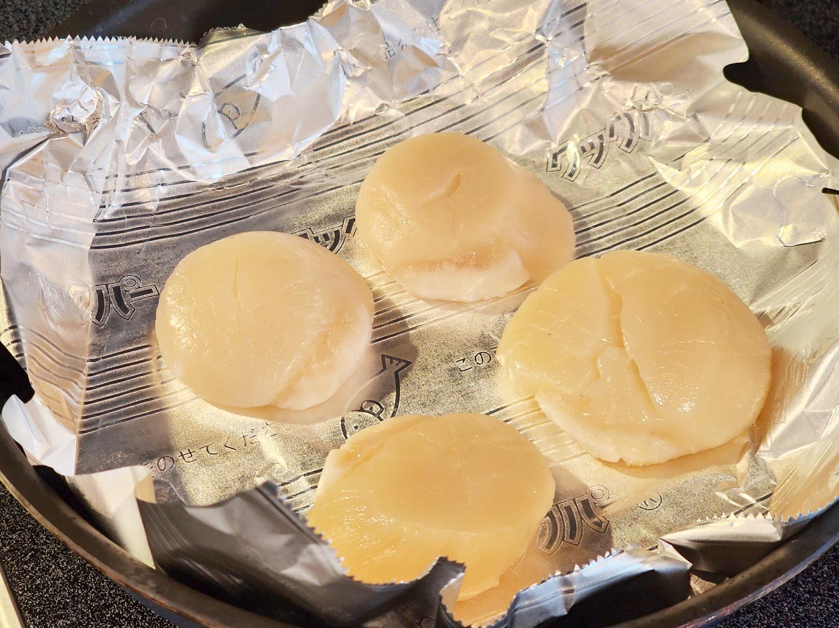 焼くときはクックパーのフライパン用ホイルを使っています。焼きで食べるときはそこまで解凍しなくても火が通るのでよく焼いて食べています