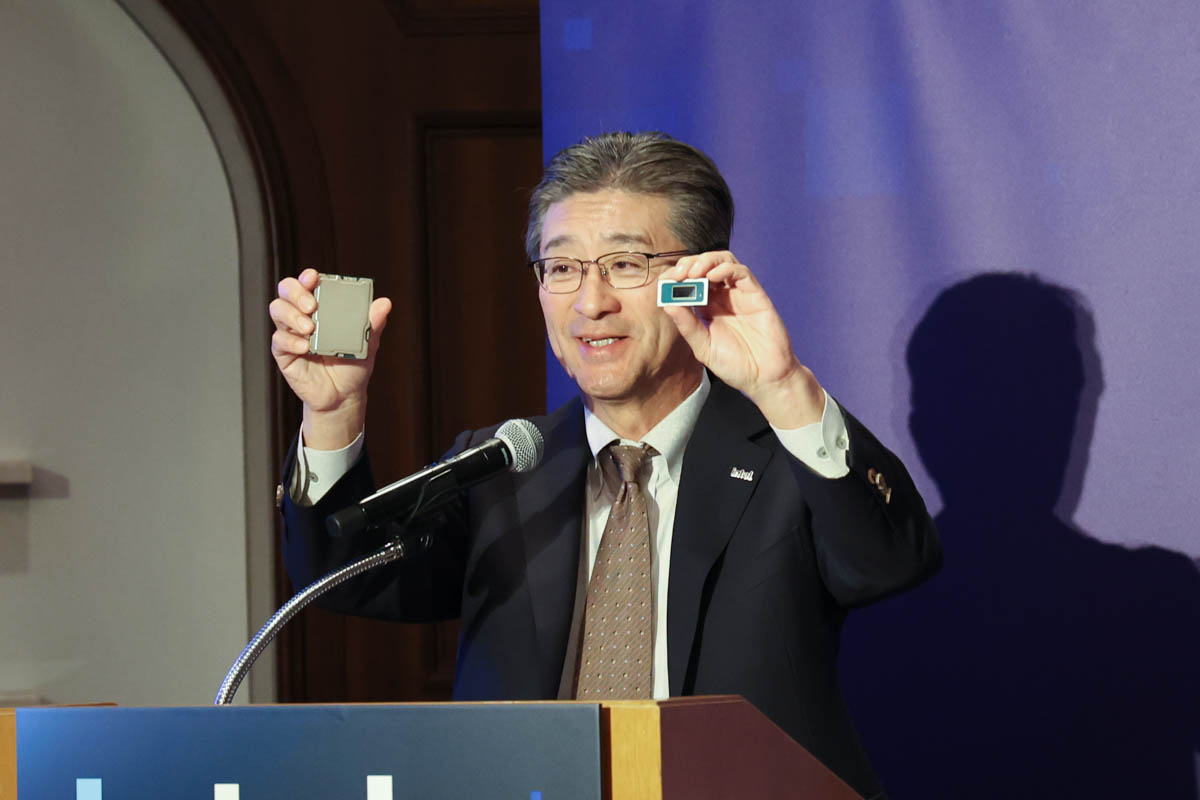 発表されたCPUを掲げるインテル代表取締役社長の鈴木国正氏