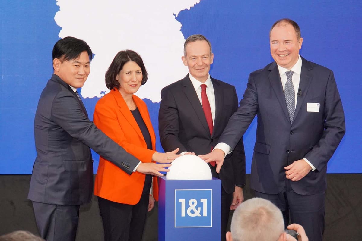 ドイツ・モンタバウアーで開催された1&1のローンチイベントには、楽天グループの三木谷氏も登壇