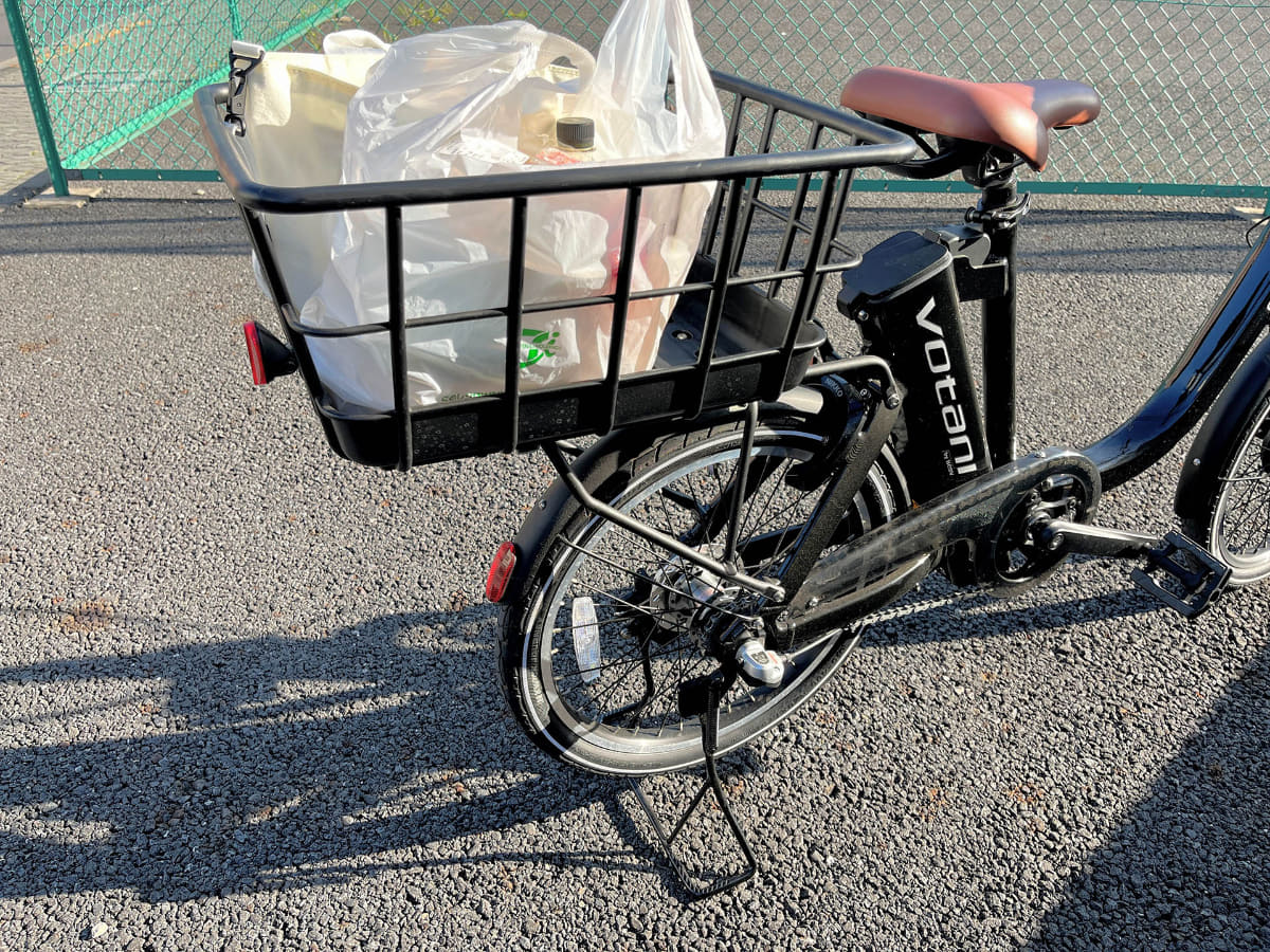 オプションのリアキャリアと両立スタンドに後ろカゴを後付け