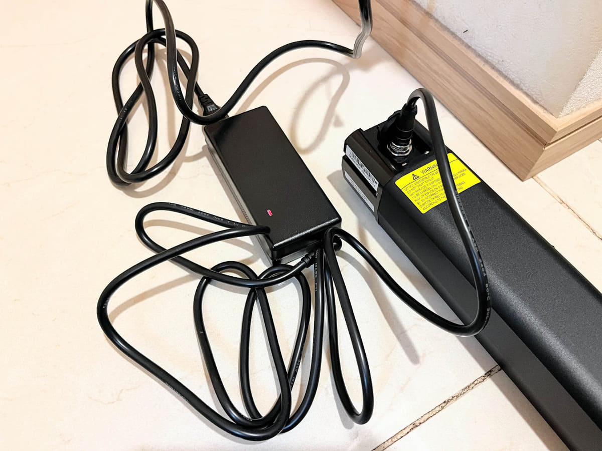 専用のクレードル(充電器)がないので充電はやや面倒