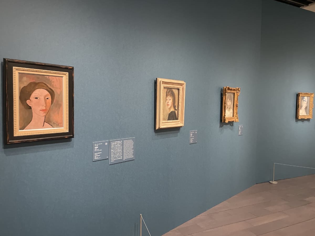 1904年から1927年までに描かれた自画像4点が並べられた序章の展示風景