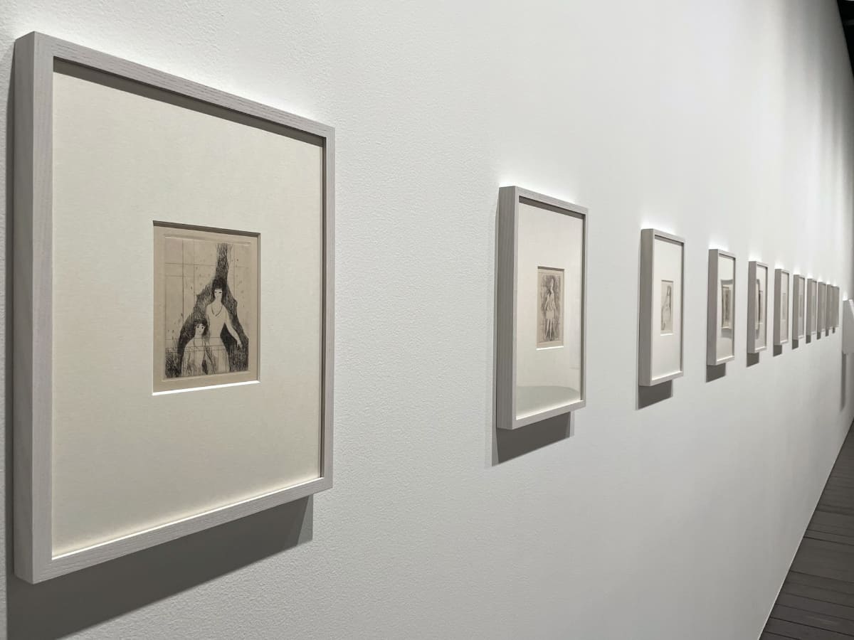 『スペイン便り』の挿絵用に制作された銅版画11点が、ずらりと並ぶ展示風景