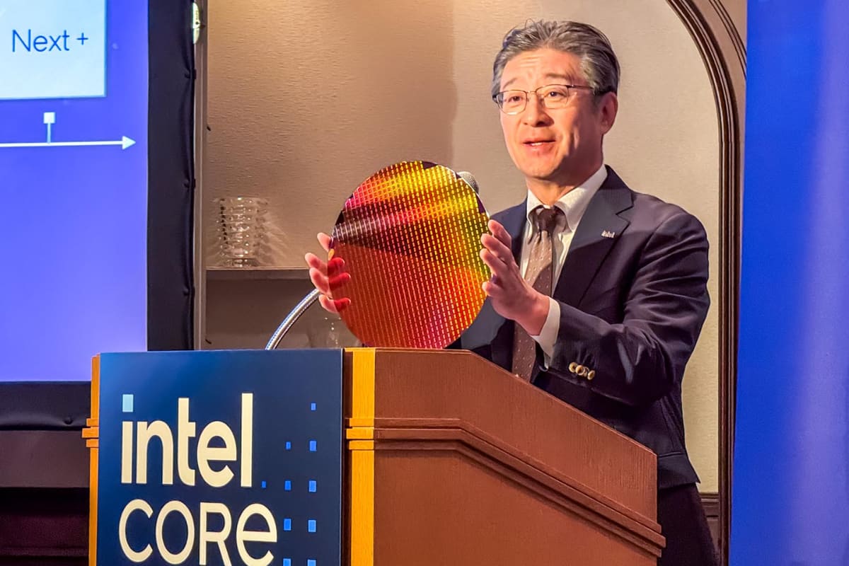 Core Ultraで使う「Intel 4」プロセスで作られた半導体ウェファーを持つインテル鈴木社長