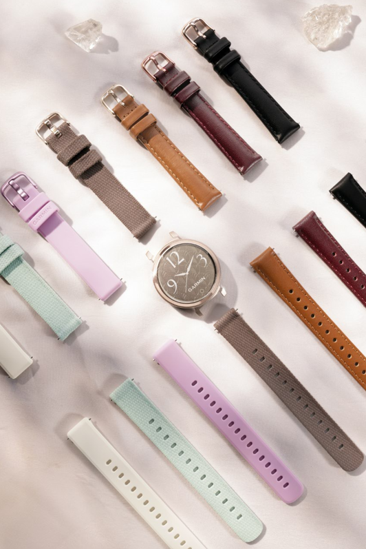 左からCoconut/Cream Gold、Lilac/Metallic Lilac、Coffee Nylon/Cream Gold、Sage Gray Nylon/Silver、Tan Leather/Cream Gold、Mulberry Leather/Dark Bronze