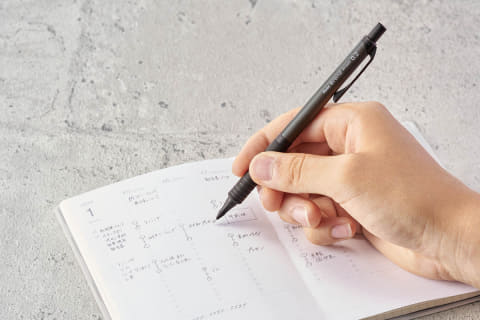 ぺんてる、折れないシャープペン「オレンズ」にクリアカラーとマット調