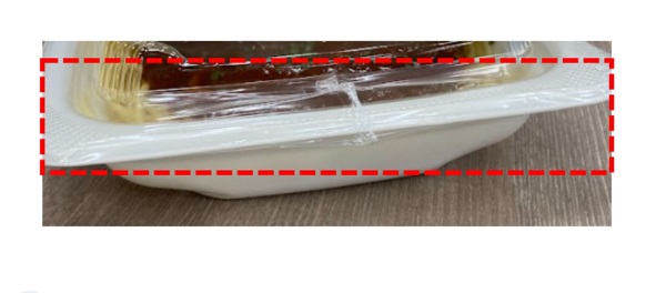 蓋と容器を留めるサイドシュリンクフィルム(点線赤枠)