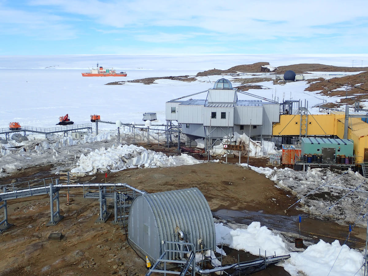 昭和基地に接岸する「しらせ」(画像：本人提供)