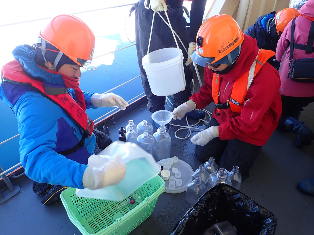 洋上で黙々とサンプリングの作業をする様子(画像：本人提供)
