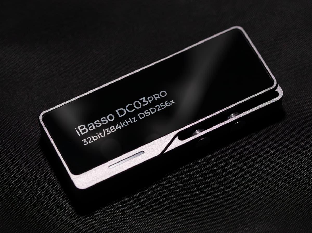 CNC加工のアルミ筐体に両面ともガラスがはめ込まれている。ガラスと筐体の間に段差も無くビルドクォリティが高い