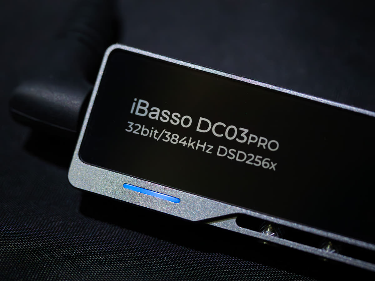 このとき、本体のLEDはDSD再生を表す青色になることを確認できる。ちなみにPCM再生時は緑色、スタンバイ時が赤色の表示となる