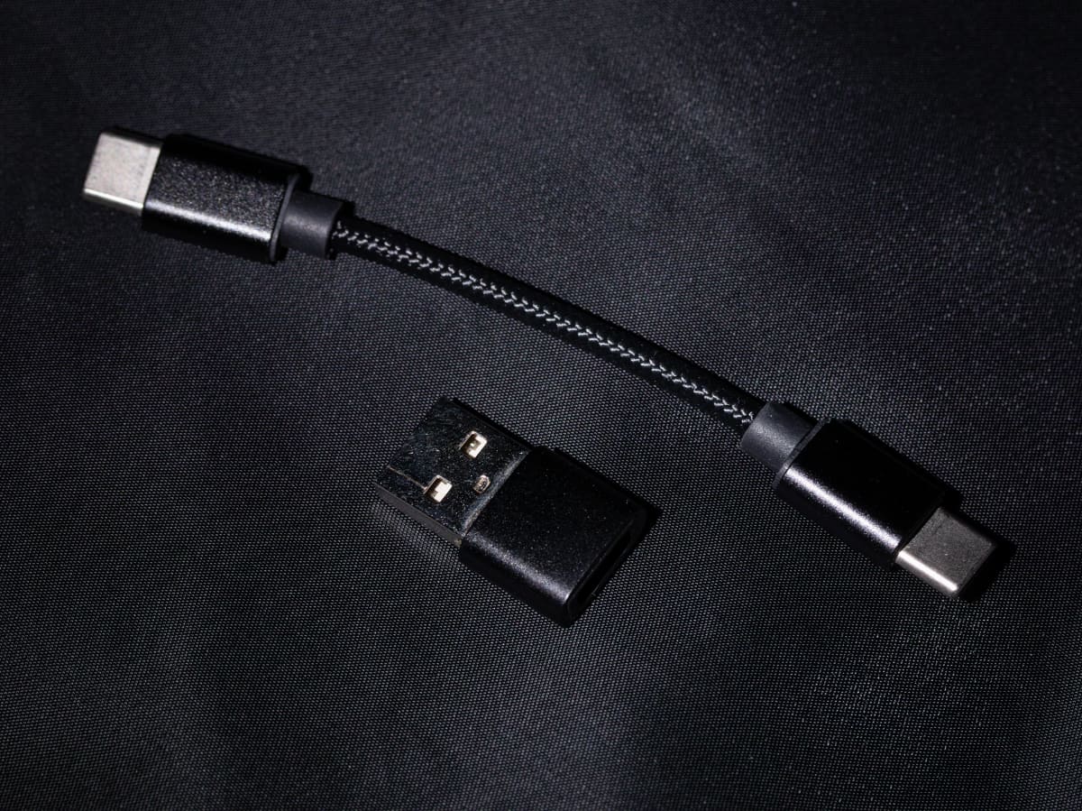 両側USB Type-CのOTGケーブルのほか、USB Type-Aの変換コネクタが付属するのでPCでも使いやすい。
