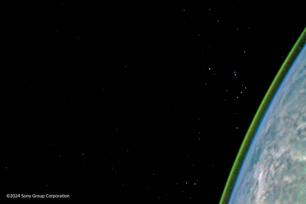 「EYE」が撮影したオリオン座と地球の大気光