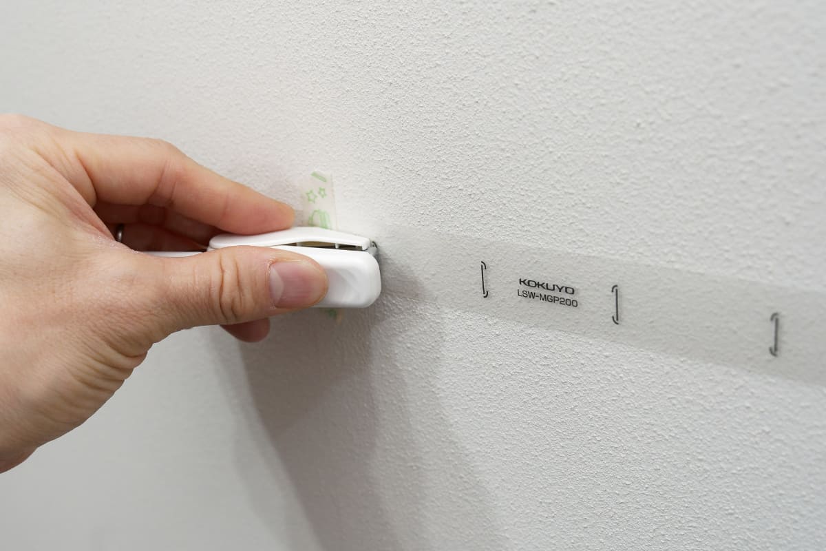 斜めになったアタッチメントを壁に押しつけながら差し込むことでより頑丈に