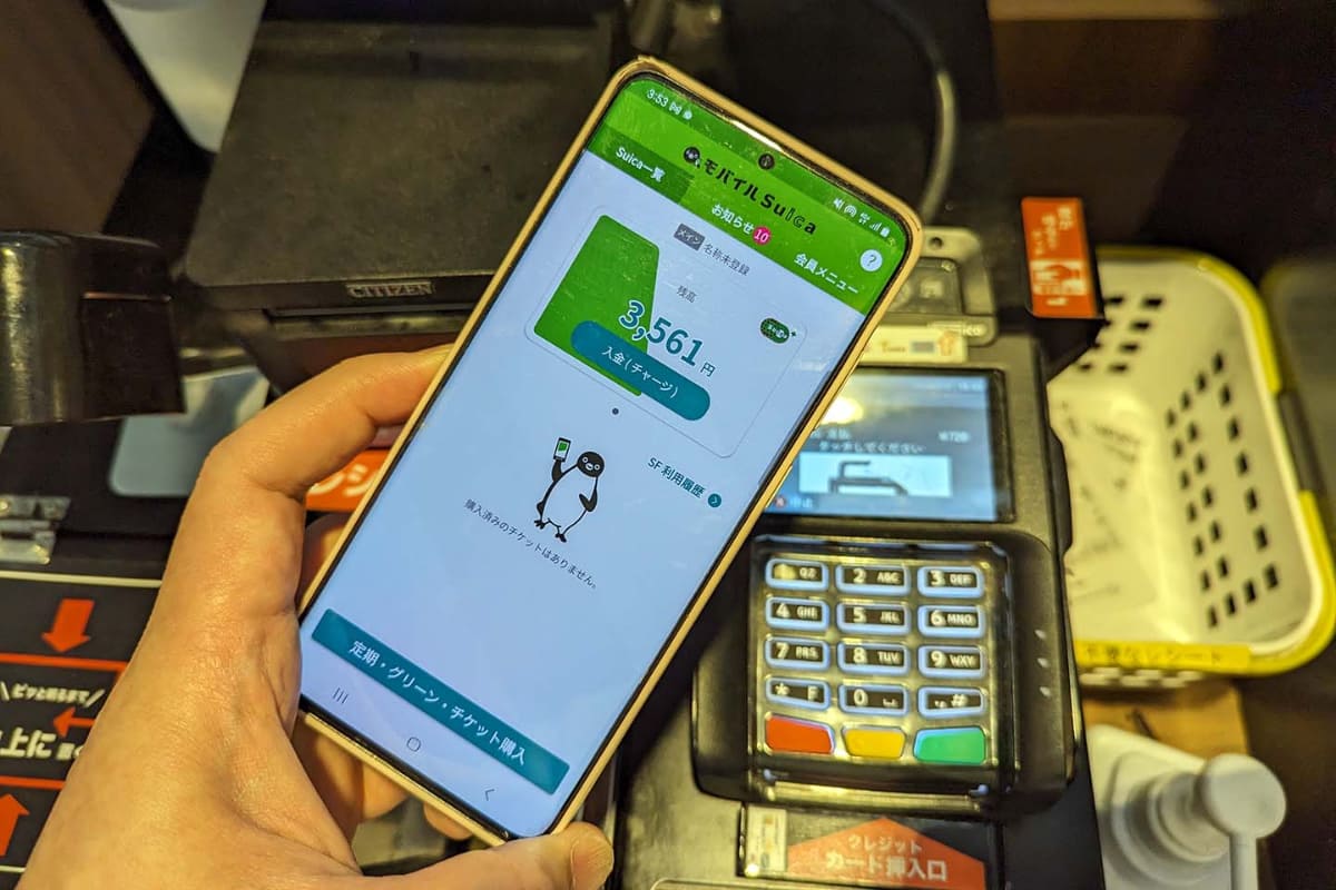 駅でのちょっとした移動時間で小腹が空いても素早く決済できるモバイルSuicaは便利