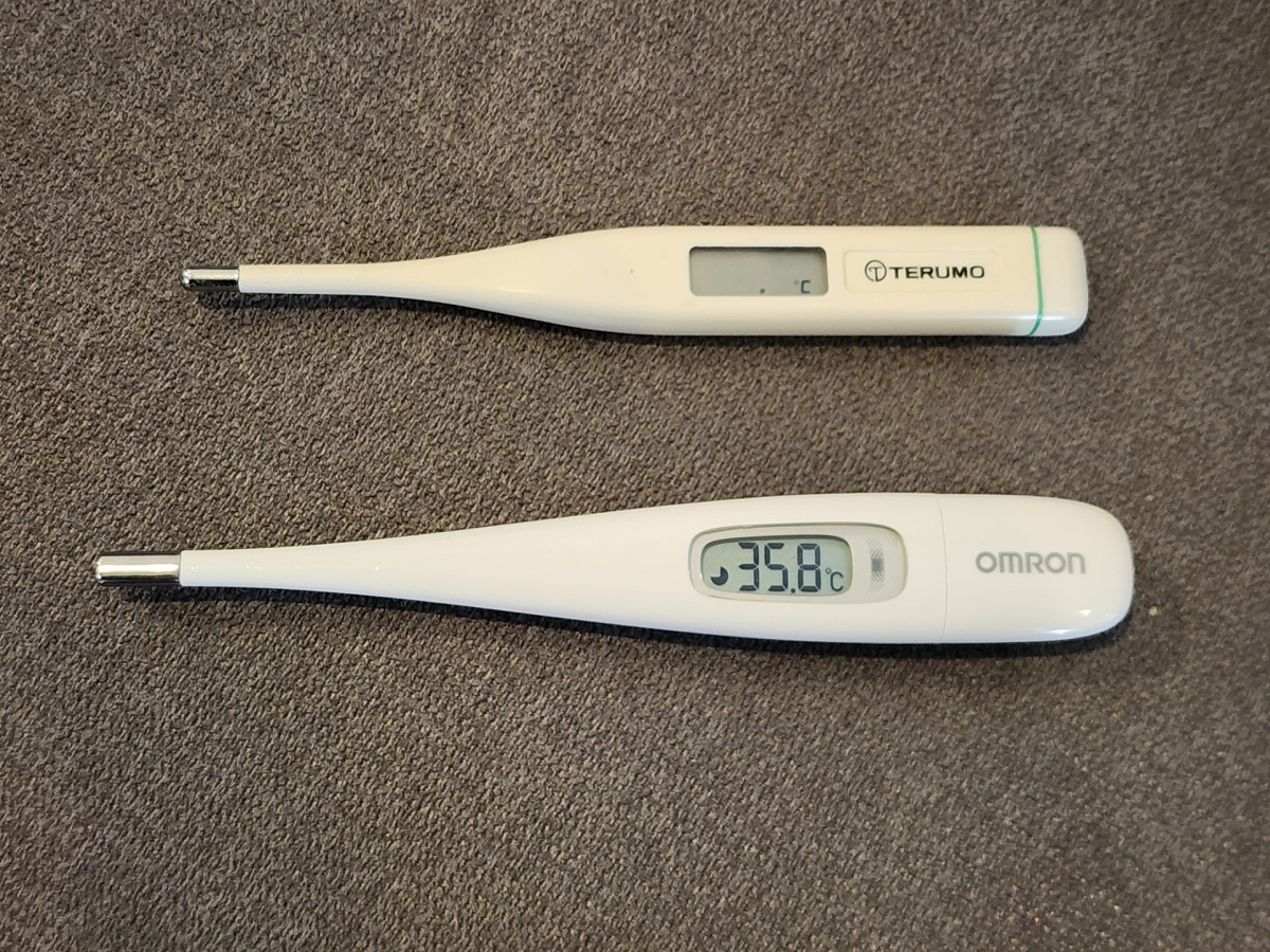 2003年に購入した体温計(上)と、2021年に購入した体温計(下)
