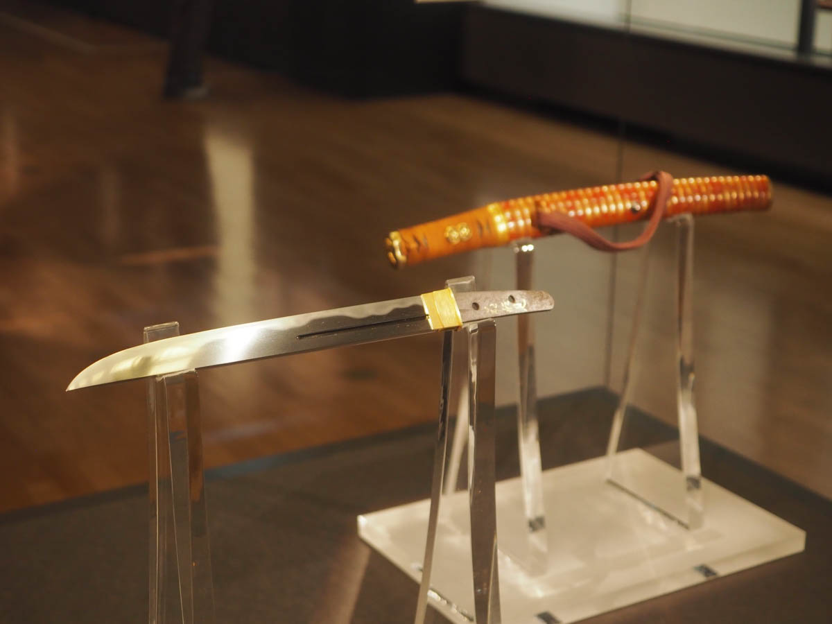 志津兼氏《短刀 銘 兼氏 金象嵌 花形見》(鎌倉〜南北朝時代)と、《刻鞘変り塗忍ぶ草 蒔絵合口腰刀》(江戸時代)