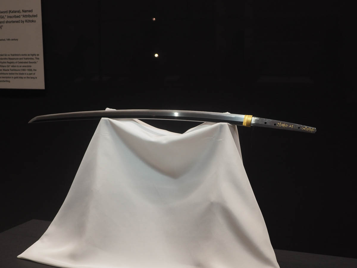 郷義弘《刀 金象嵌銘 江磨上 光徳 (花押) 名物 北野江》(鎌倉〜南北朝時代。東京国立博物館)