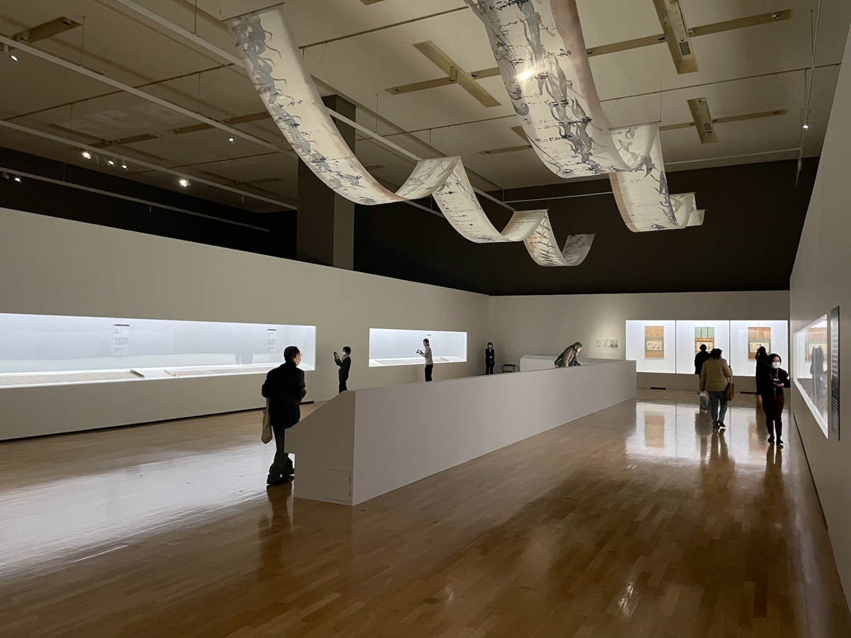 《鶴下絵三十六歌仙和歌巻》のある展示室の風景