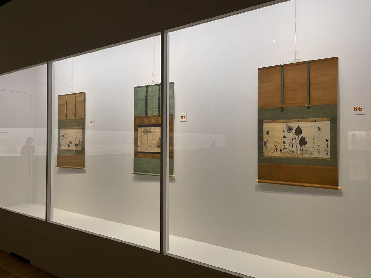 現在は分蔵されている本阿弥光悦筆《蓮下絵百人一首和歌巻断簡》の展示風景