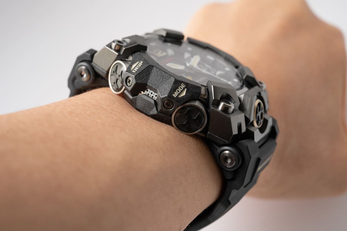 厚くて大きいことに変わりはありませんが、装着感は軽く、フィット感も良好です