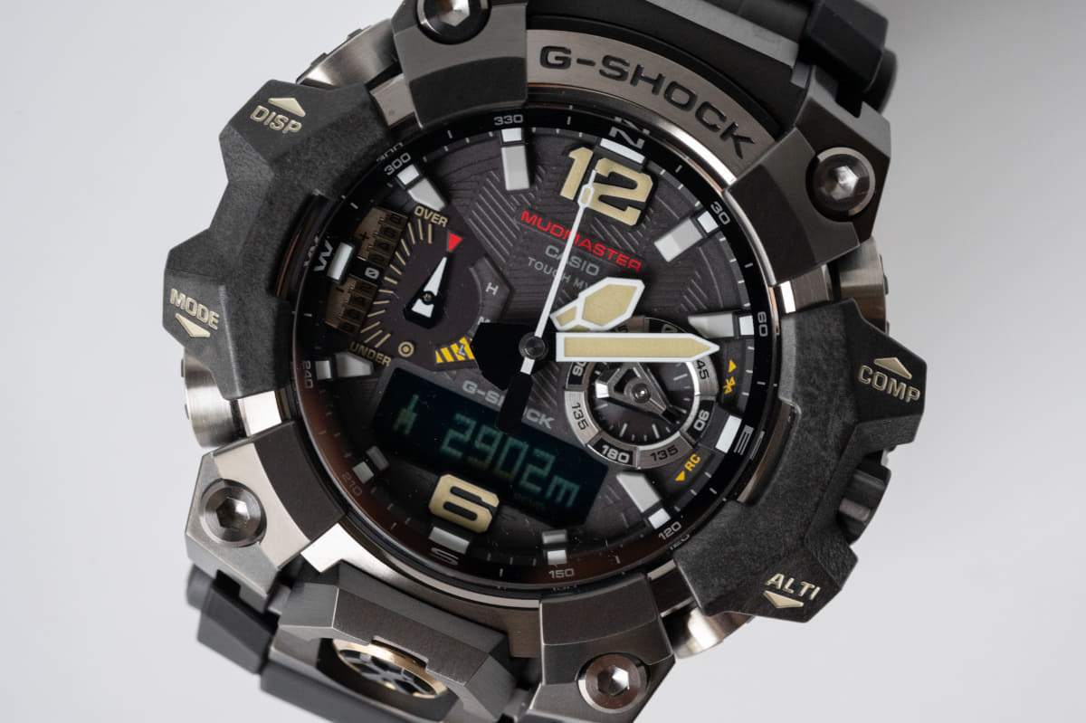 ロケーションインジケーター機能。登録した地点の方向は3時位置の小針で、距離は液晶に表示されます。秒針は常に北を指します。3分で元に戻るので、たまに立ち止まって確認するという機能です