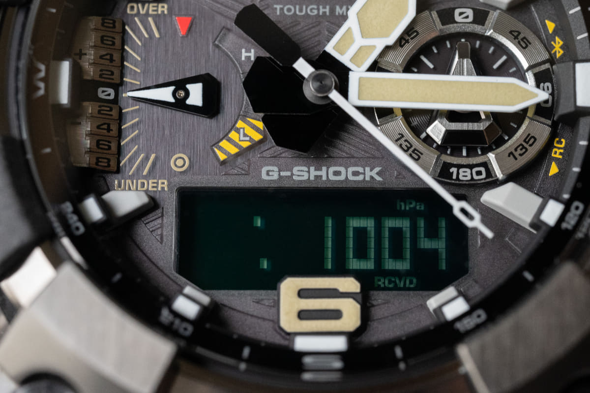 液晶の気圧計表示。変化量は9時位置の気圧差・高度差インジケーターに表れます